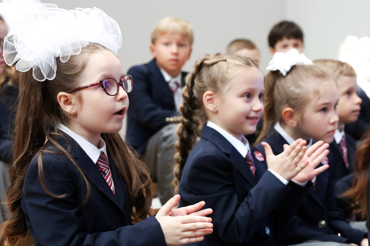 Дорогие школьники, поздравляю всех вас с Днем знаний!