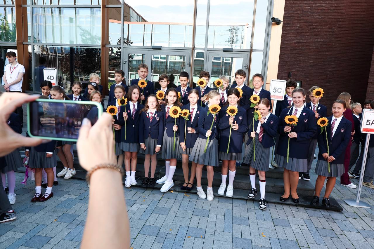 Дорогие школьники, поздравляю всех вас с Днем знаний!