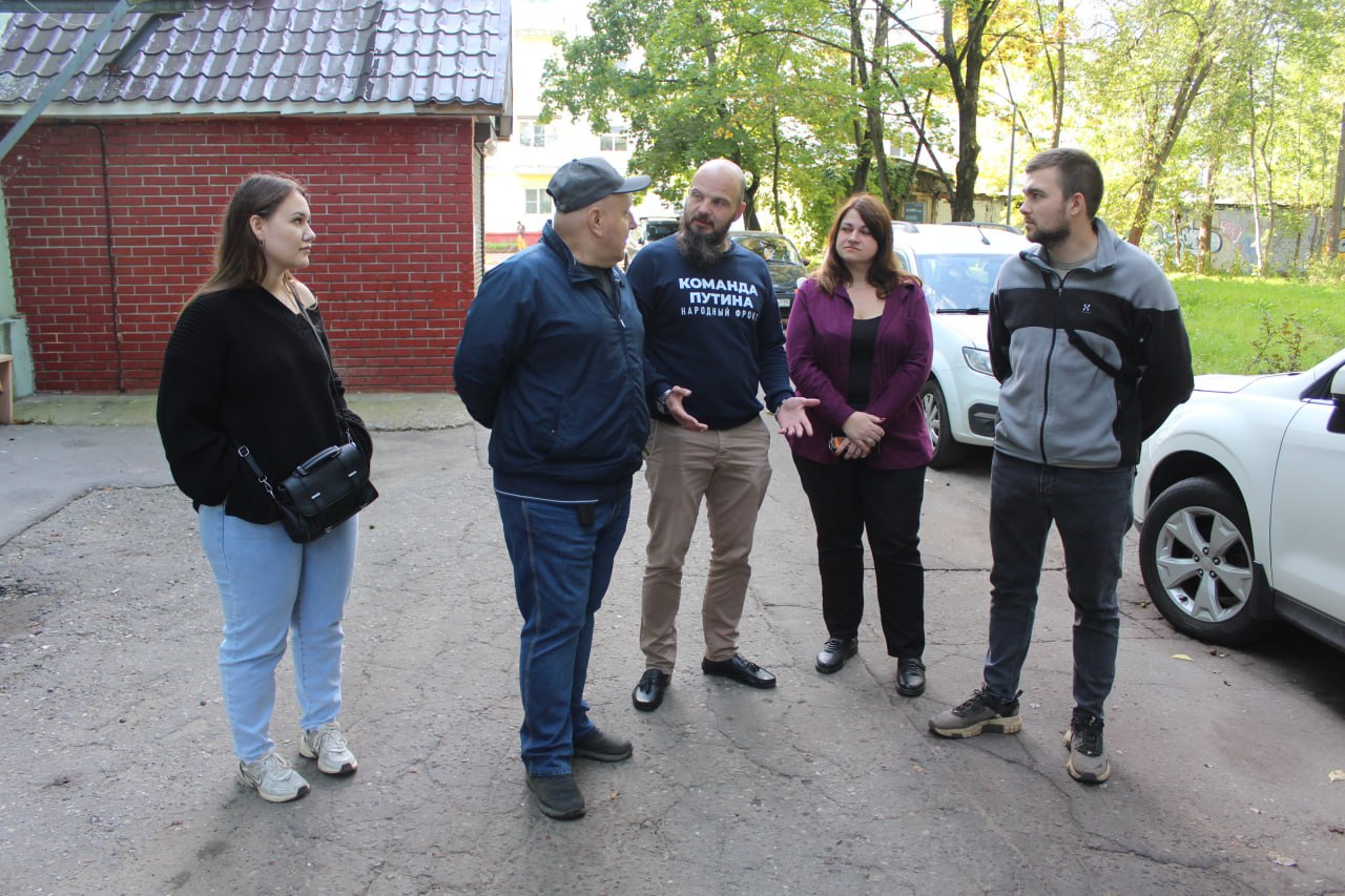 В рамках регулярной работы по контролю за благоустройством города, начальник управления благоустройства, дорожного хозяйства и транспорта городского округа Фрязино Павел Никишкин совместно с представителями МБУ "Городское хозяйство" посетил двор по адресу ул. Московская, д. 5