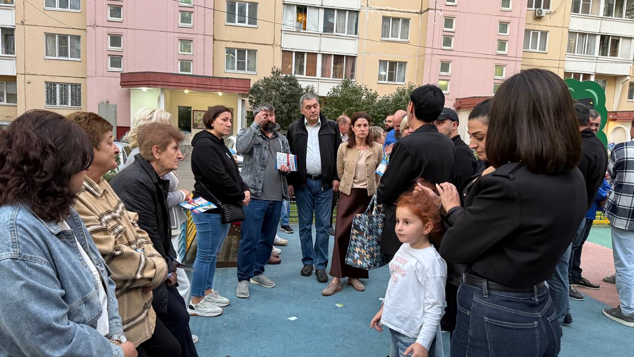 Заместитель главы городского округа Фрязино Наталья Силаева совместно с депутатским корпусом и начальником управления благоустройства, дорожного хозяйства и транспорта Павлом Никишкиным в рамках срочной выездной администрации провела встречу с жителями домов № 6 и № 8 на улице Горького