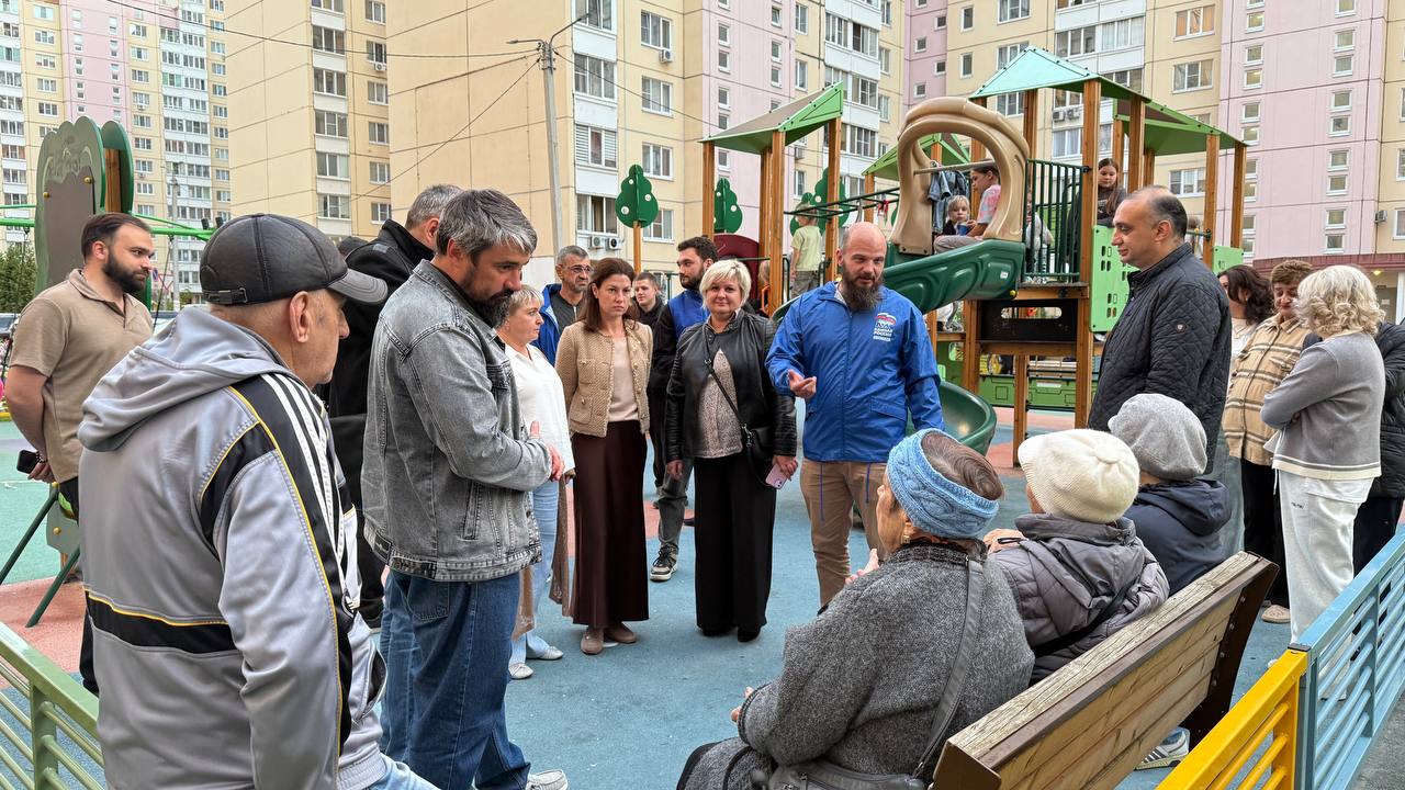 Заместитель главы городского округа Фрязино Наталья Силаева совместно с депутатским корпусом и начальником управления благоустройства, дорожного хозяйства и транспорта Павлом Никишкиным в рамках срочной выездной администрации провела встречу с жителями домов № 6 и № 8 на улице Горького