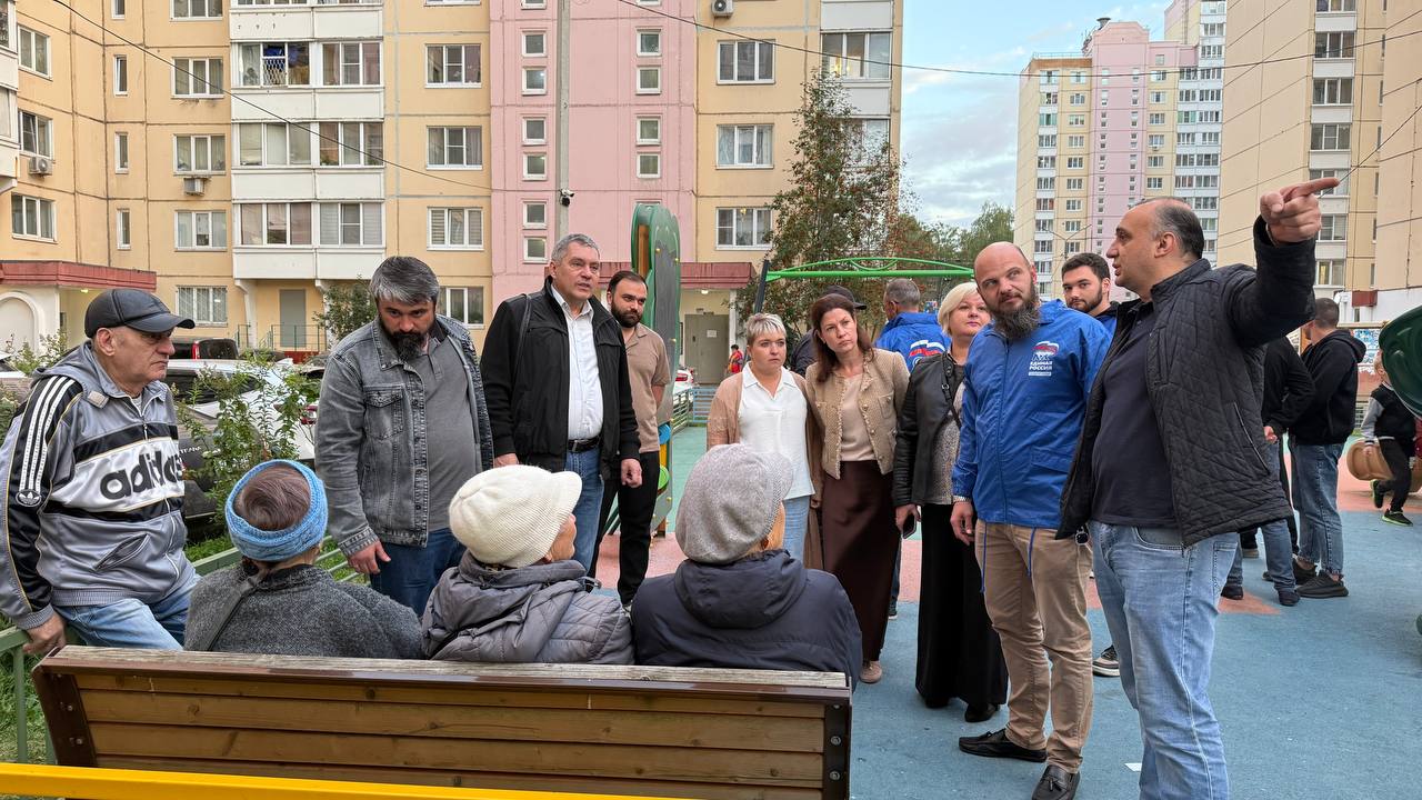 Заместитель главы городского округа Фрязино Наталья Силаева совместно с депутатским корпусом и начальником управления благоустройства, дорожного хозяйства и транспорта Павлом Никишкиным в рамках срочной выездной администрации провела встречу с жителями домов № 6 и № 8 на улице Горького