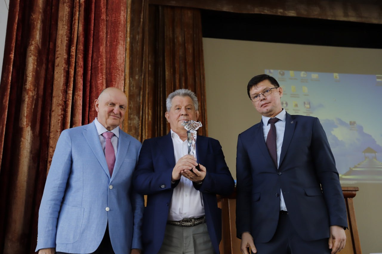 Глава городского округа Фрязино Дмитрий Воробьев поздравил коллектив Фрязинского филиала Федерального государственного бюджетного учреждения науки Института радиотехники и электроники им. В.А. Котельникова Российской академии наук с 70-летним юбилеем!