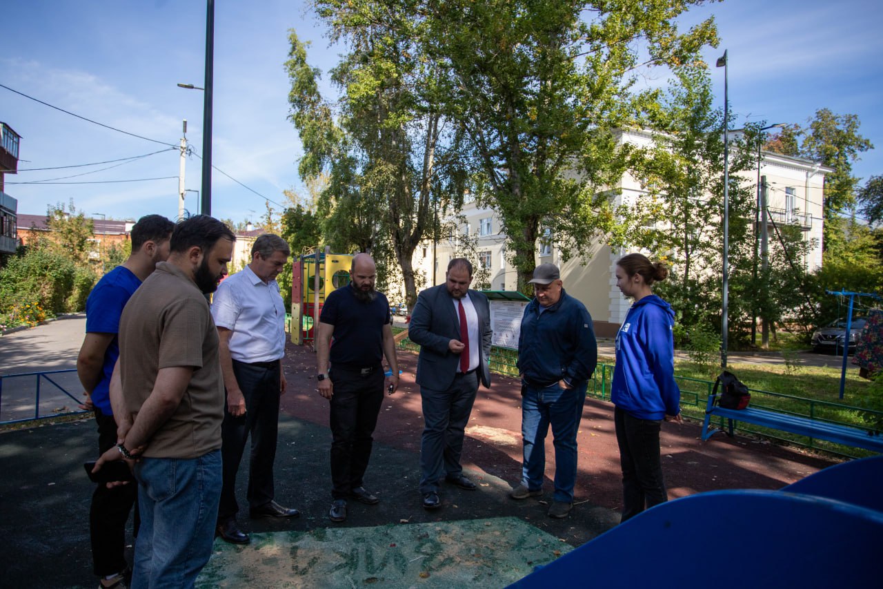 Заместитель главы городского округа Фрязино Артем Вольчак и депутат Совета депутатов г.о. Фрязино Константин Русаков в рамках срочной выездной администрации проинспектировали содержание детской игровой площадки, расположенной у дома №18 по ул. Ленина