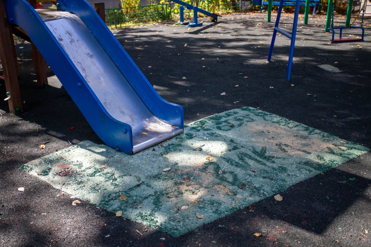 Заместитель главы городского округа Фрязино Артем Вольчак и депутат Совета депутатов г.о. Фрязино Константин Русаков в рамках срочной выездной администрации проинспектировали содержание детской игровой площадки, расположенной у дома №18 по ул. Ленина