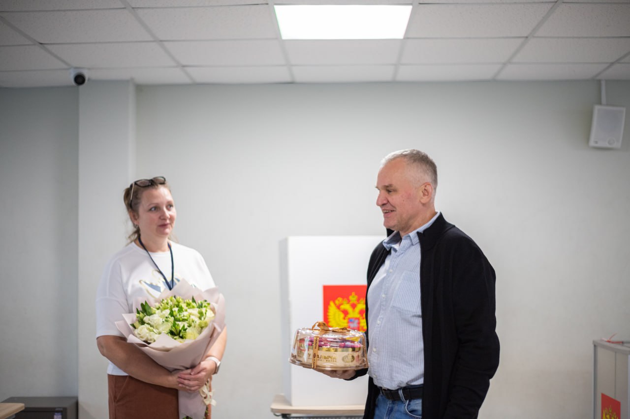 Глава городского округа Фрязино Дмитрий Воробьев поздравил сотрудников Многофункционального центра с Днем сотрудника МФЦ Московской области!