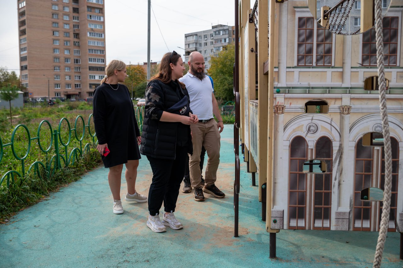 Начальник управления благоустройства, дорожного хозяйства и транспорта Павел Никишкин в рамках обхода территории проверил состояние детской игровой площадки у дома №1 по проспекту 60 лет СССР