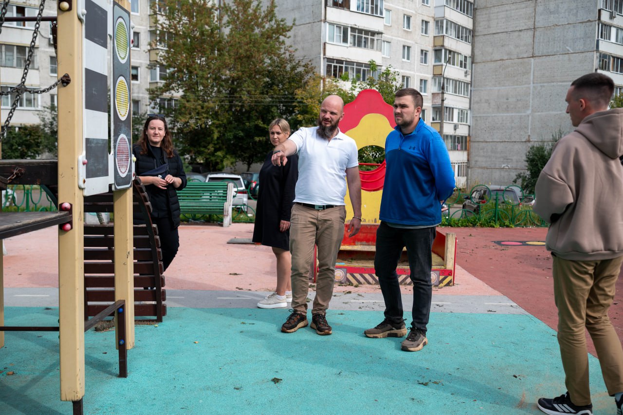 Начальник управления благоустройства, дорожного хозяйства и транспорта Павел Никишкин в рамках обхода территории проверил состояние детской игровой площадки у дома №1 по проспекту 60 лет СССР