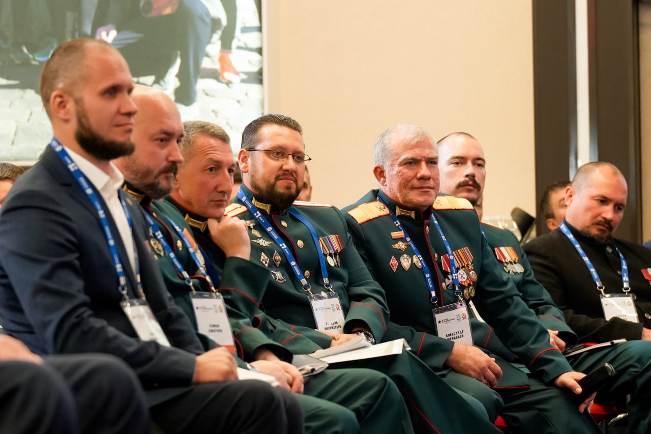 Губернатор Московской области Андрей Воробьев в мастерской управления «Сенеж» встретился с участниками региональной программы «Герои Подмосковья» — теми, кто прошел испытания на передовой и теперь хочет служить своей стране в новом качестве 