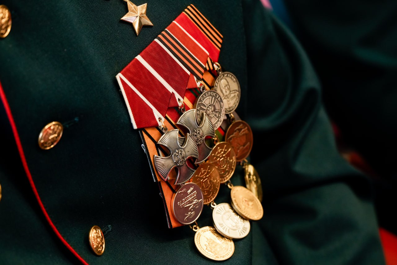 Губернатор Московской области Андрей Воробьев в мастерской управления «Сенеж» встретился с участниками региональной программы «Герои Подмосковья» — теми, кто прошел испытания на передовой и теперь хочет служить своей стране в новом качестве 