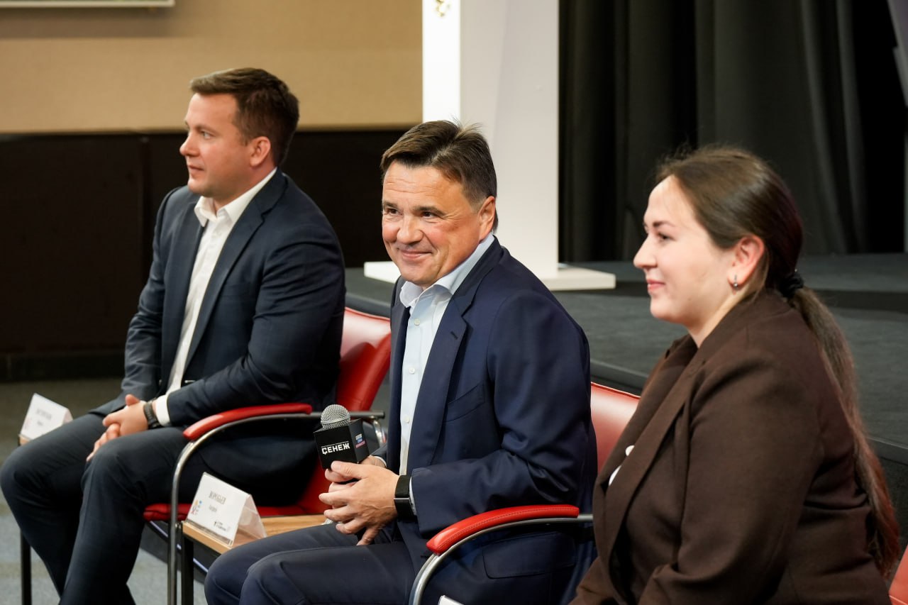 Губернатор Московской области Андрей Воробьев в мастерской управления «Сенеж» встретился с участниками региональной программы «Герои Подмосковья» — теми, кто прошел испытания на передовой и теперь хочет служить своей стране в новом качестве 