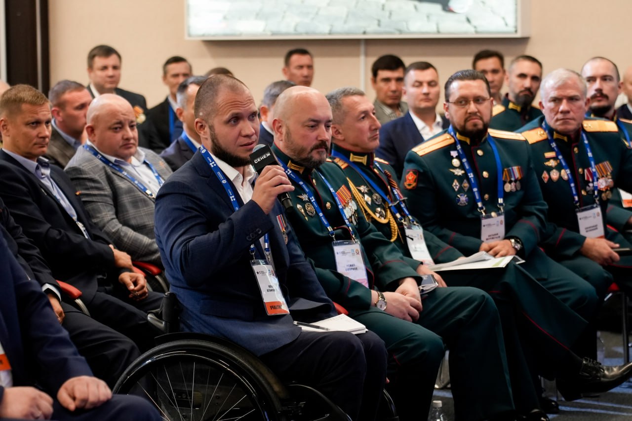 Губернатор Московской области Андрей Воробьев в мастерской управления «Сенеж» встретился с участниками региональной программы «Герои Подмосковья» — теми, кто прошел испытания на передовой и теперь хочет служить своей стране в новом качестве