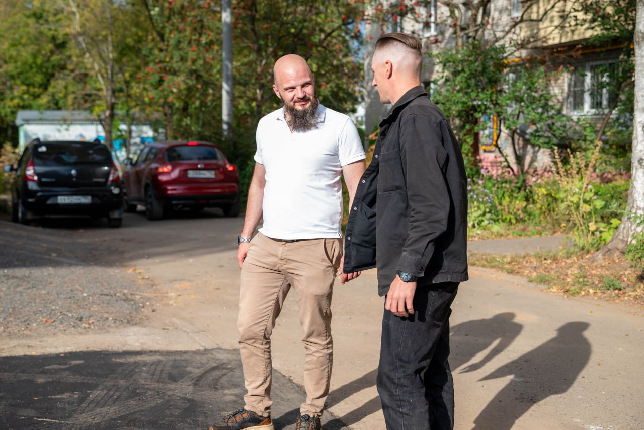 Начальник управления благоустройства, дорожного хозяйства и транспорта Павел Никишкин в рамках обхода территории проверил содержание территории и качество выполненных работ по благоустройству у дома №11 по улице Школьной