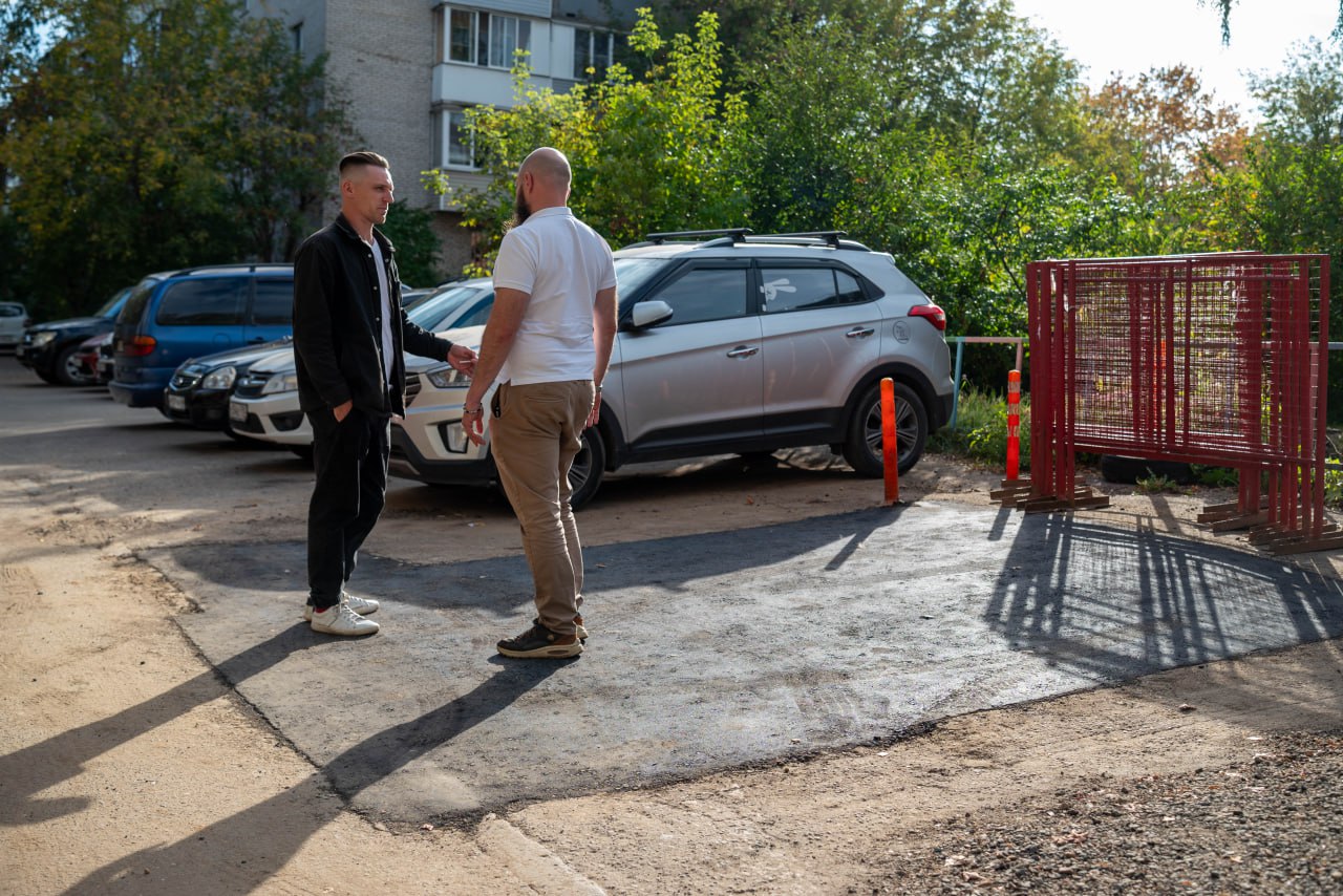 Начальник управления благоустройства, дорожного хозяйства и транспорта Павел Никишкин в рамках обхода территории проверил содержание территории и качество выполненных работ по благоустройству у дома №11 по улице Школьной