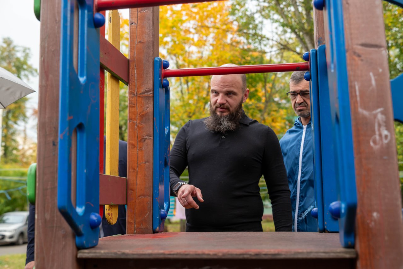 В рамках срочной выездной администрации начальник отдела благоустройства, дорожного хозяйства и транспорта Павел Никишкин совместно с депутатами Совета депутатов Владимиром Жигулиным, Алексеем Коночевым и Дарьей Смирновой провели осмотр детской игровой площадки, расположенной во дворе дома №18 по улице Ленина