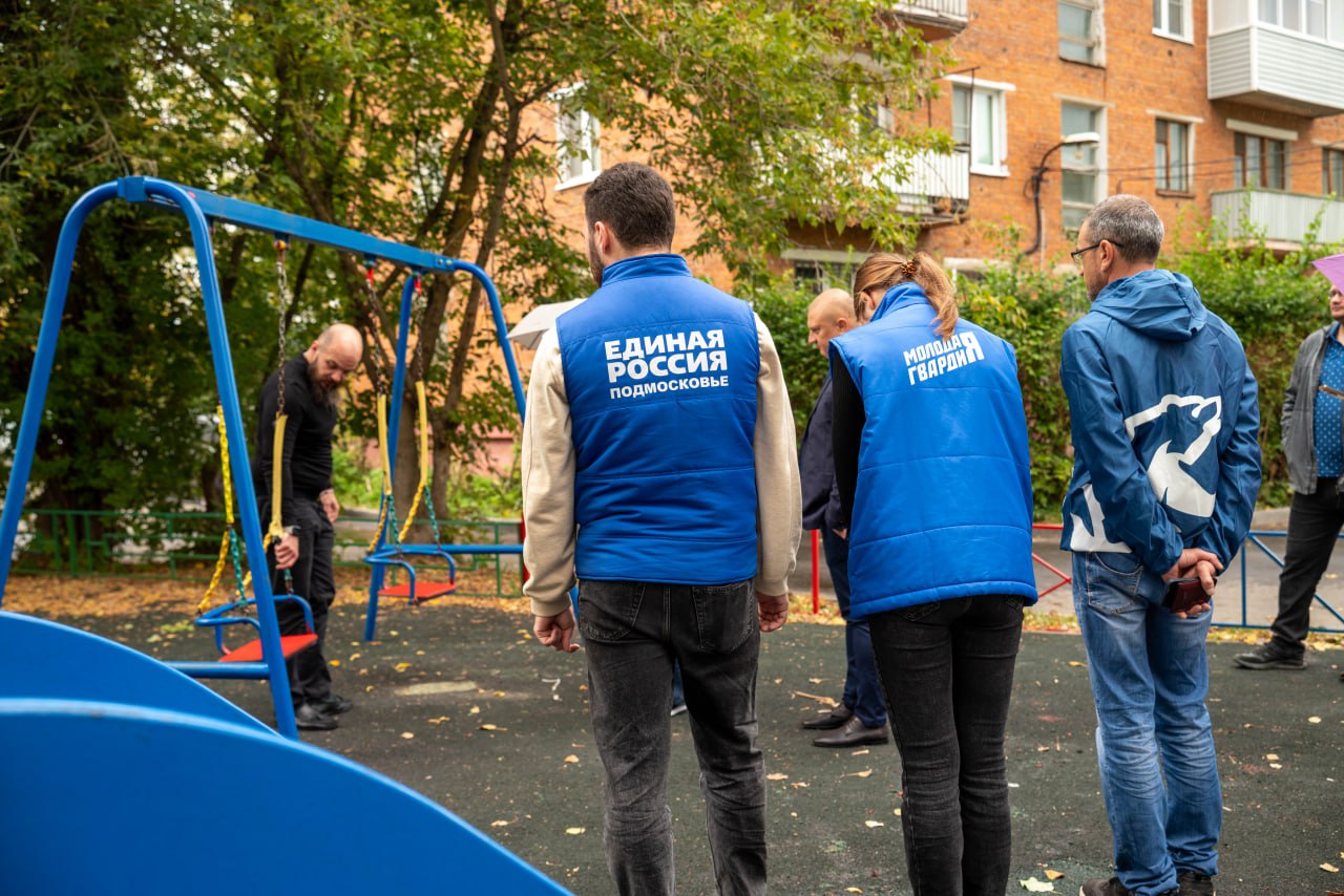 В рамках срочной выездной администрации начальник отдела благоустройства, дорожного хозяйства и транспорта Павел Никишкин совместно с депутатами Совета депутатов Владимиром Жигулиным, Алексеем Коночевым и Дарьей Смирновой провели осмотр детской игровой площадки, расположенной во дворе дома №18 по улице Ленина