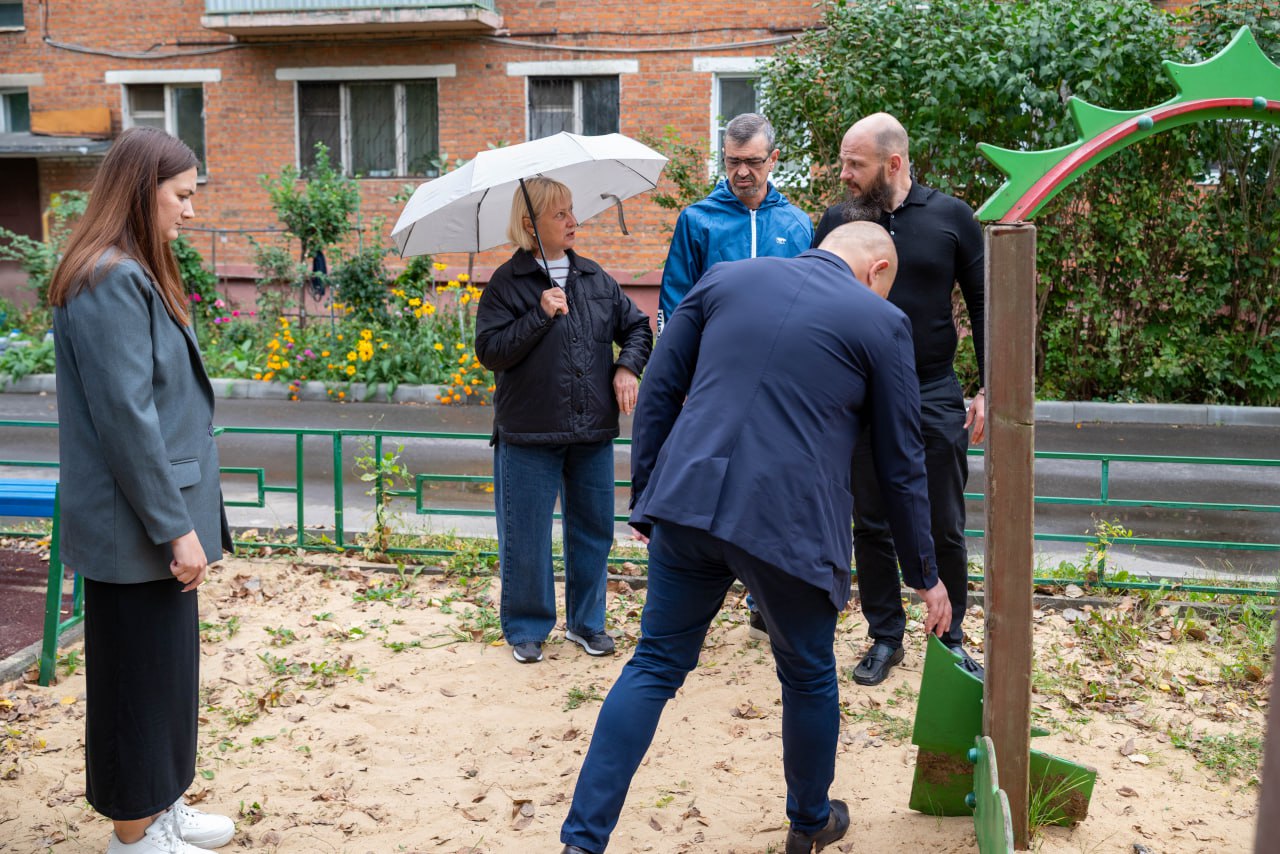 В рамках срочной выездной администрации начальник отдела благоустройства, дорожного хозяйства и транспорта Павел Никишкин совместно с депутатами Совета депутатов Владимиром Жигулиным, Алексеем Коночевым и Дарьей Смирновой провели осмотр детской игровой площадки, расположенной во дворе дома №18 по улице Ленина