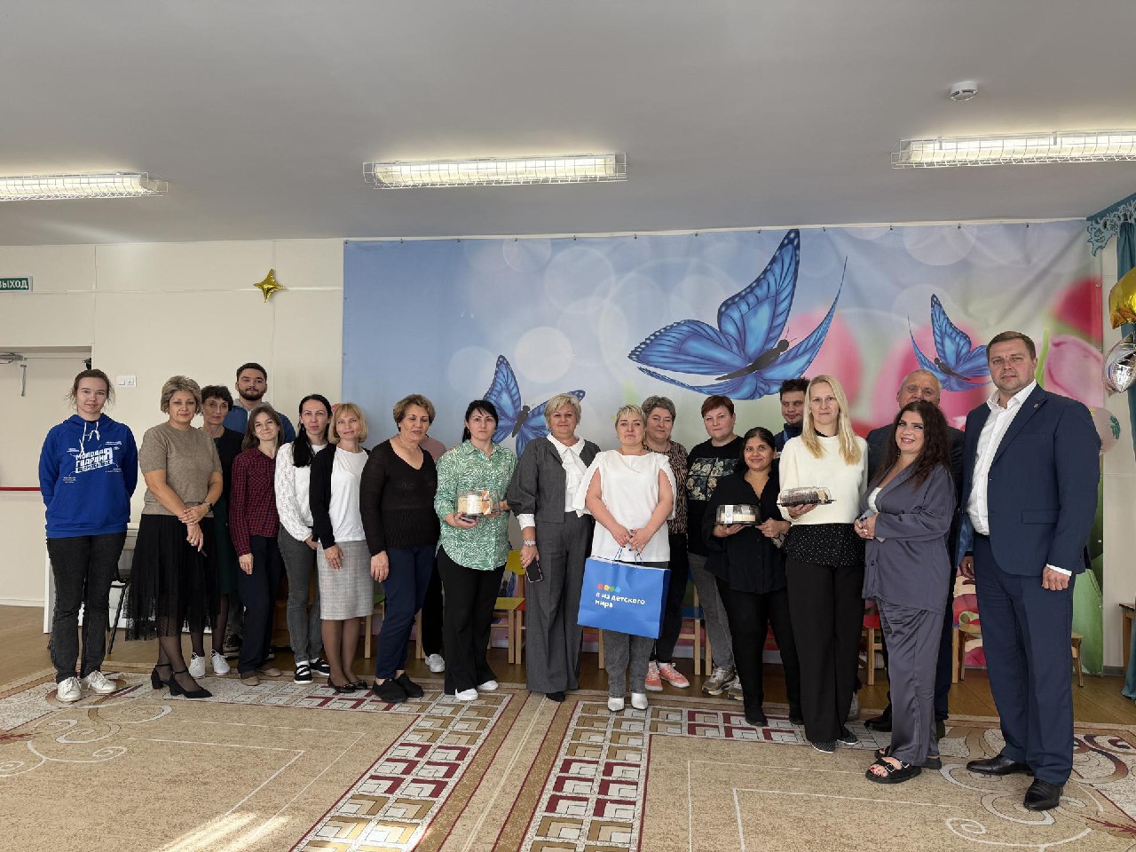 Активисты «Молодой Гвардии» и депутаты «Единой России» поздравили воспитателей Фрязино с профессиональным праздником