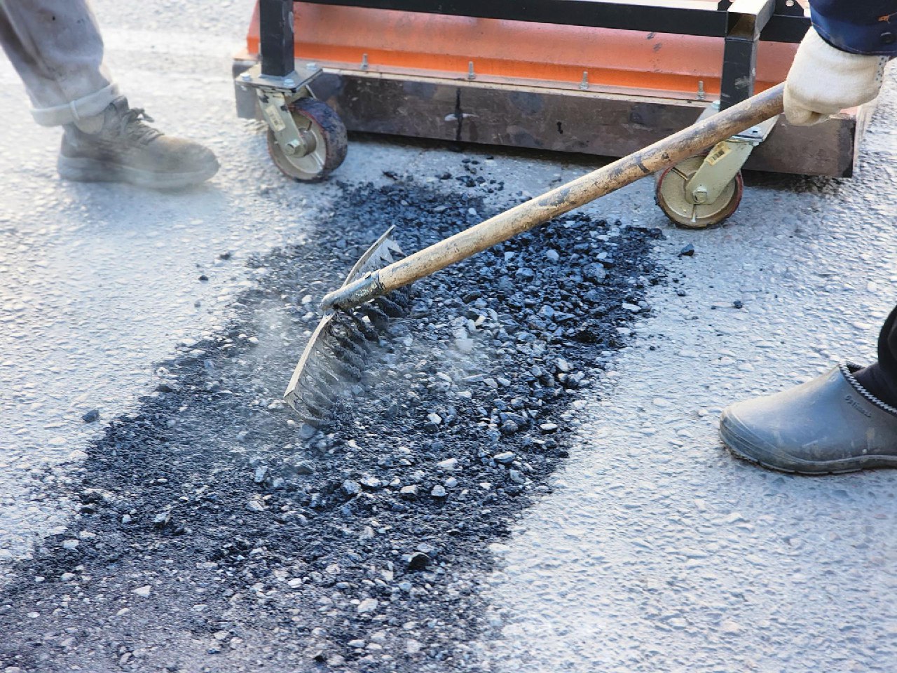 В городе Фрязино для ремонта дорог применяют инфракрасный нагреватель