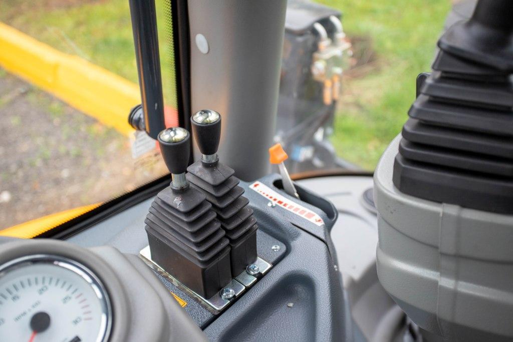 В АО «Теплосеть Фрязино» поступил новый экскаватор-погрузчик!