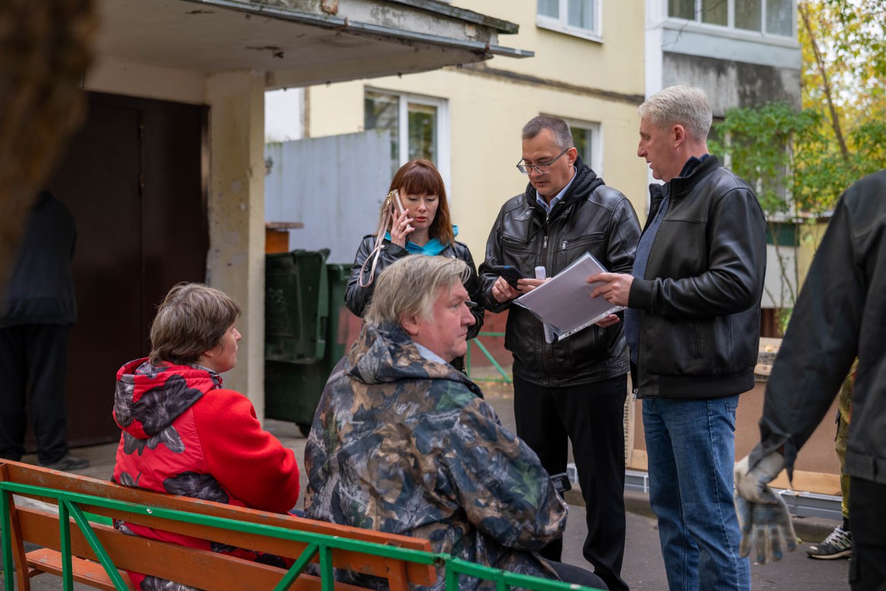 В рамках срочной выездной администрации начальник управления ЖКХ, экологии и связи городского округа Фрязино Олег Фрибус встретился с жителями дома №22 по проспекту Мира