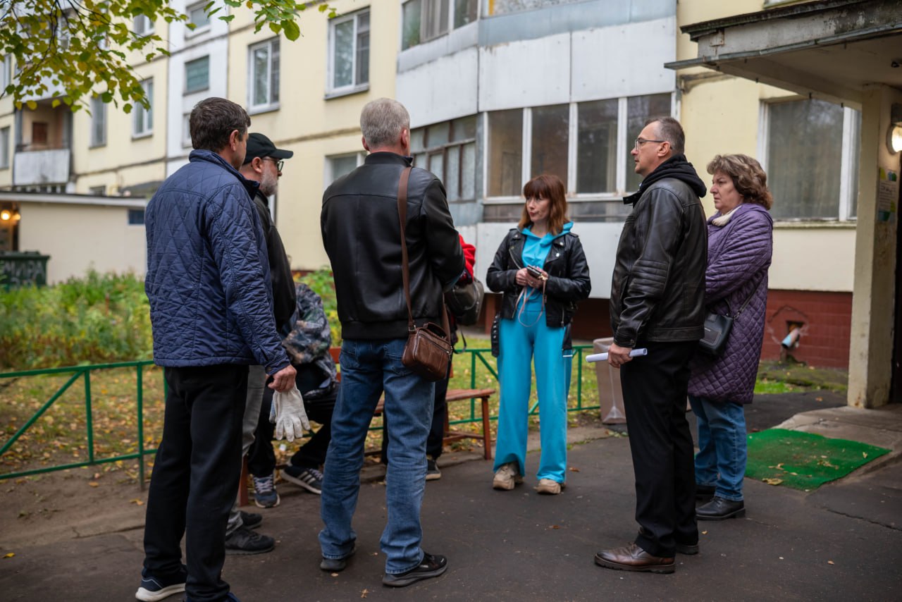 В рамках срочной выездной администрации начальник управления ЖКХ, экологии и связи городского округа Фрязино Олег Фрибус встретился с жителями дома №22 по проспекту Мира