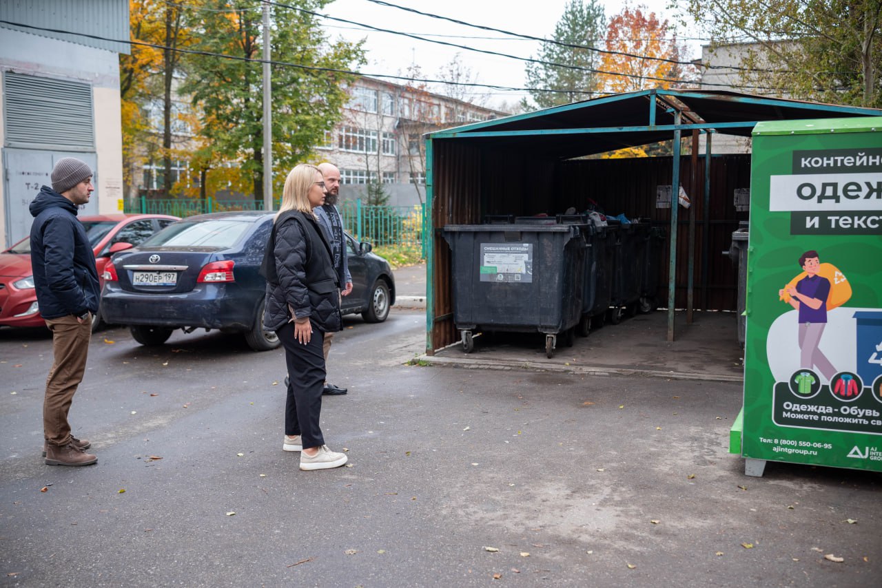 Начальник управления благоустройства, дорожного хозяйства и транспорта администрации городского округа Фрязино Павел Никишкин совместно с коллегами в рамках очередного обхода территории проверил состояние мусорных контейнеров по адресу: улица Нахимова, дом №16, корпус 2