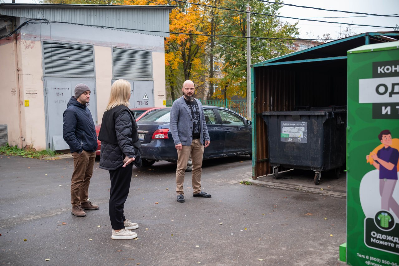 Начальник управления благоустройства, дорожного хозяйства и транспорта администрации городского округа Фрязино Павел Никишкин совместно с коллегами в рамках очередного обхода территории проверил состояние мусорных контейнеров по адресу: улица Нахимова, дом №16, корпус 2