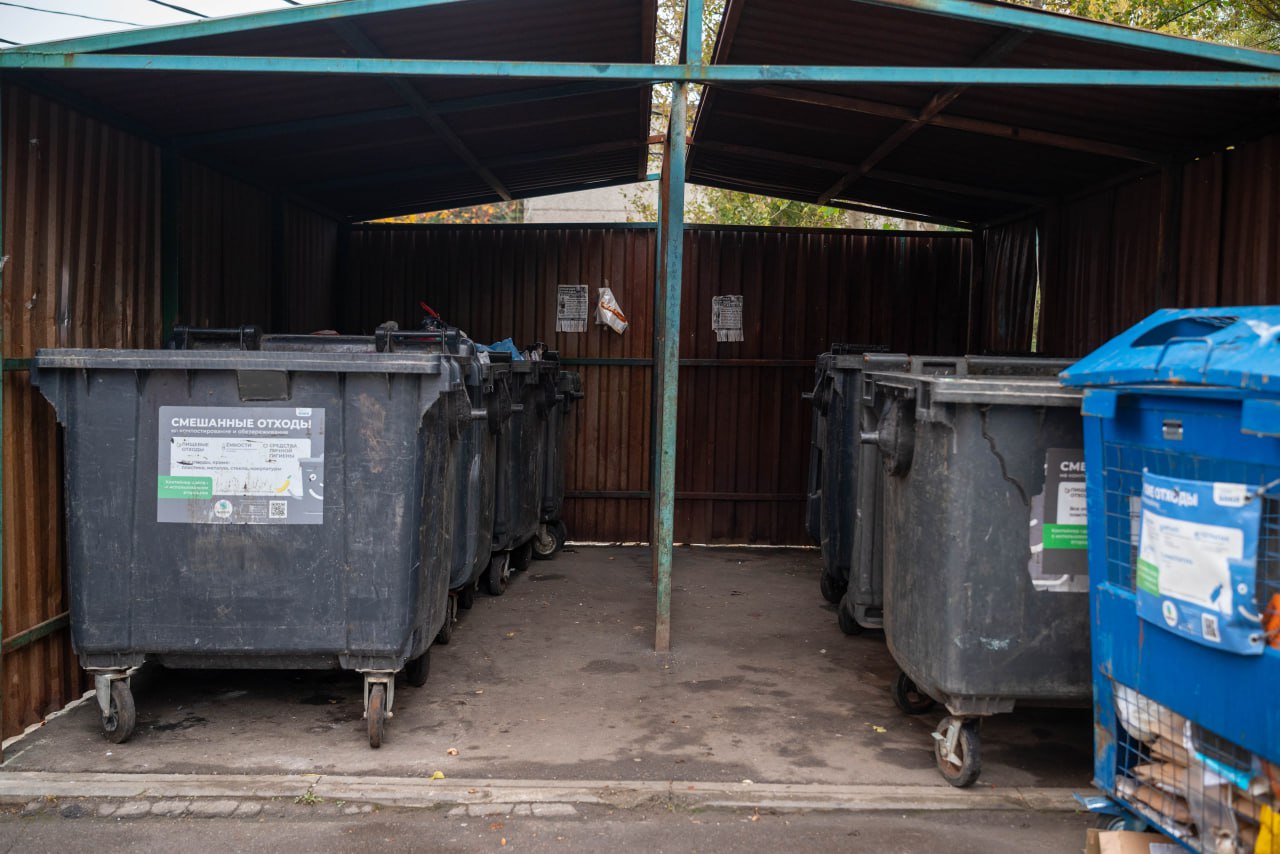 Начальник управления благоустройства, дорожного хозяйства и транспорта администрации городского округа Фрязино Павел Никишкин совместно с коллегами в рамках очередного обхода территории проверил состояние мусорных контейнеров по адресу: улица Нахимова, дом №16, корпус 2