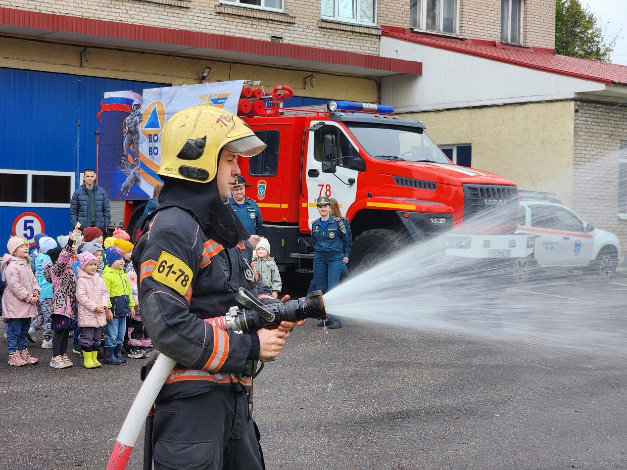 Фрязиснкие пожарные провели экскурсию для детей и высадили деревья в честь 35-летия МЧС России