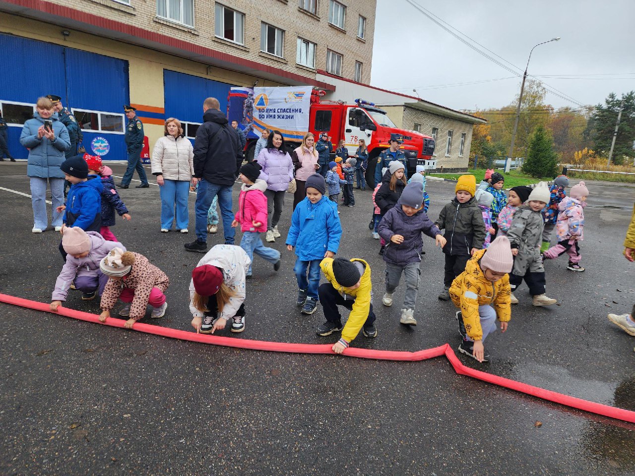 Фрязиснкие пожарные провели экскурсию для детей и высадили деревья в честь 35-летия МЧС России