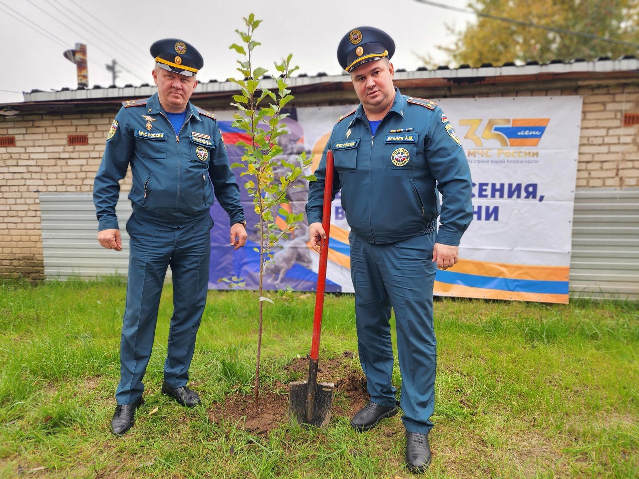 Фрязиснкие пожарные провели экскурсию для детей и высадили деревья в честь 35-летия МЧС России