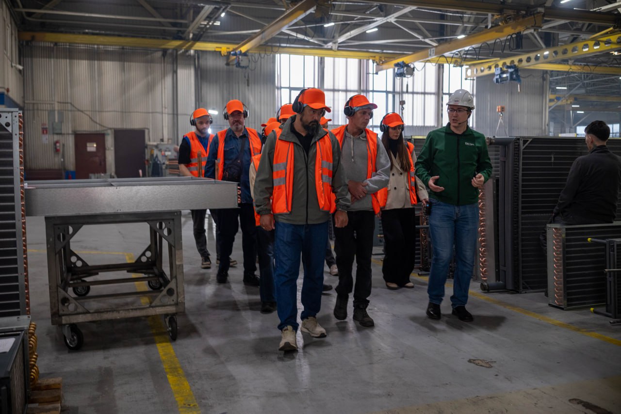 В рамках программы промышленный туризм Подмосковья для участников специальной военной операции и их семей 09 октября состоялась экскурсия по одному из ведущих предприятий городского округа Фрязино ООО «ВЕЗА»