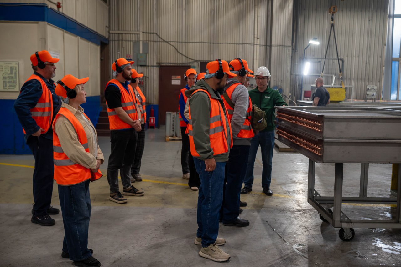 В рамках программы промышленный туризм Подмосковья для участников специальной военной операции и их семей 09 октября состоялась экскурсия по одному из ведущих предприятий городского округа Фрязино ООО «ВЕЗА»