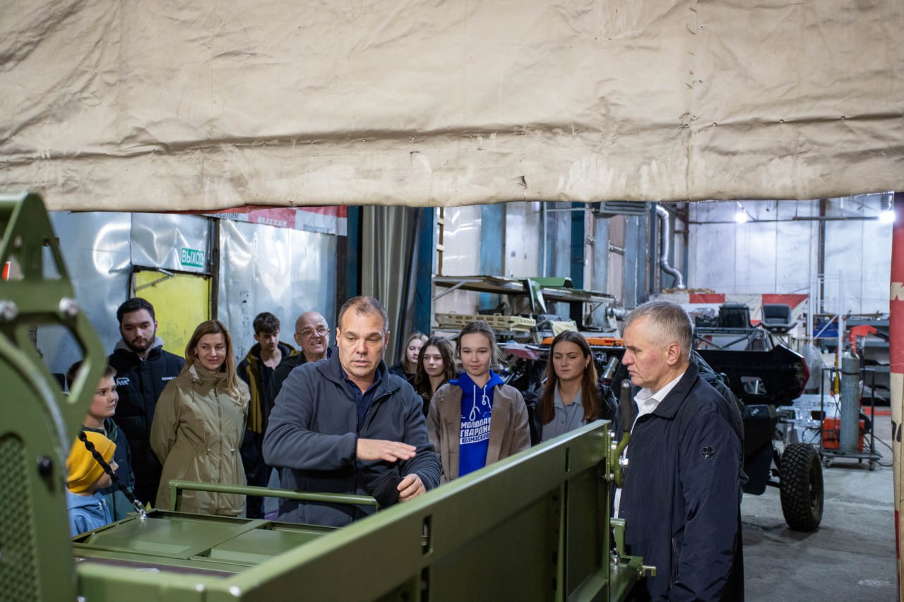 Глава городского округа Фрязино Дмитрий Воробьев вместе с депутатом Совета депутатов Дарьей Смирновой провёл встречу с предпринимателями и инженерами Эдуардом и Евгением Мымриными, чьи компании «Ф-МоторСпорт» и «Аврора Трейлер» вносят значительный вклад в укрепление обороноспособности страны