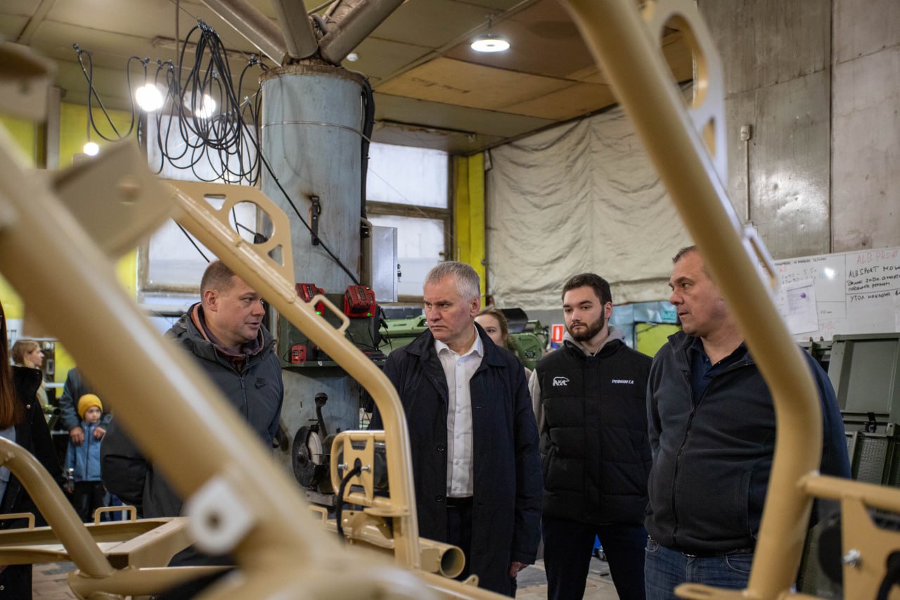 Глава городского округа Фрязино Дмитрий Воробьев вместе с депутатом Совета депутатов Дарьей Смирновой провёл встречу с предпринимателями и инженерами Эдуардом и Евгением Мымриными, чьи компании «Ф-МоторСпорт» и «Аврора Трейлер» вносят значительный вклад в укрепление обороноспособности страны