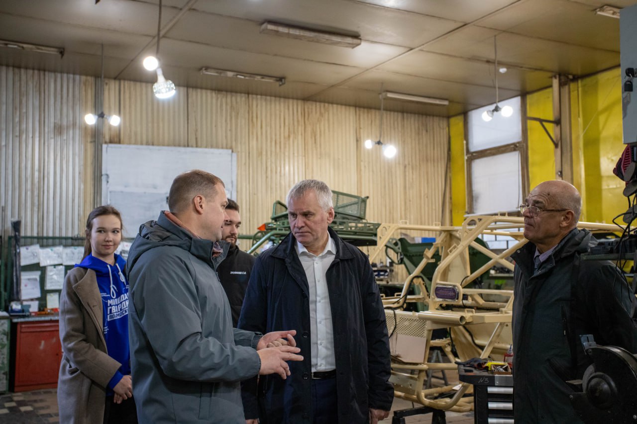 Глава городского округа Фрязино Дмитрий Воробьев вместе с депутатом Совета депутатов Дарьей Смирновой провёл встречу с предпринимателями и инженерами Эдуардом и Евгением Мымриными, чьи компании «Ф-МоторСпорт» и «Аврора Трейлер» вносят значительный вклад в укрепление обороноспособности страны