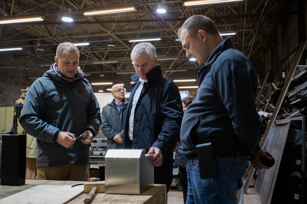 Глава городского округа Фрязино Дмитрий Воробьев вместе с депутатом Совета депутатов Дарьей Смирновой провёл встречу с предпринимателями и инженерами Эдуардом и Евгением Мымриными, чьи компании «Ф-МоторСпорт» и «Аврора Трейлер» вносят значительный вклад в укрепление обороноспособности страны