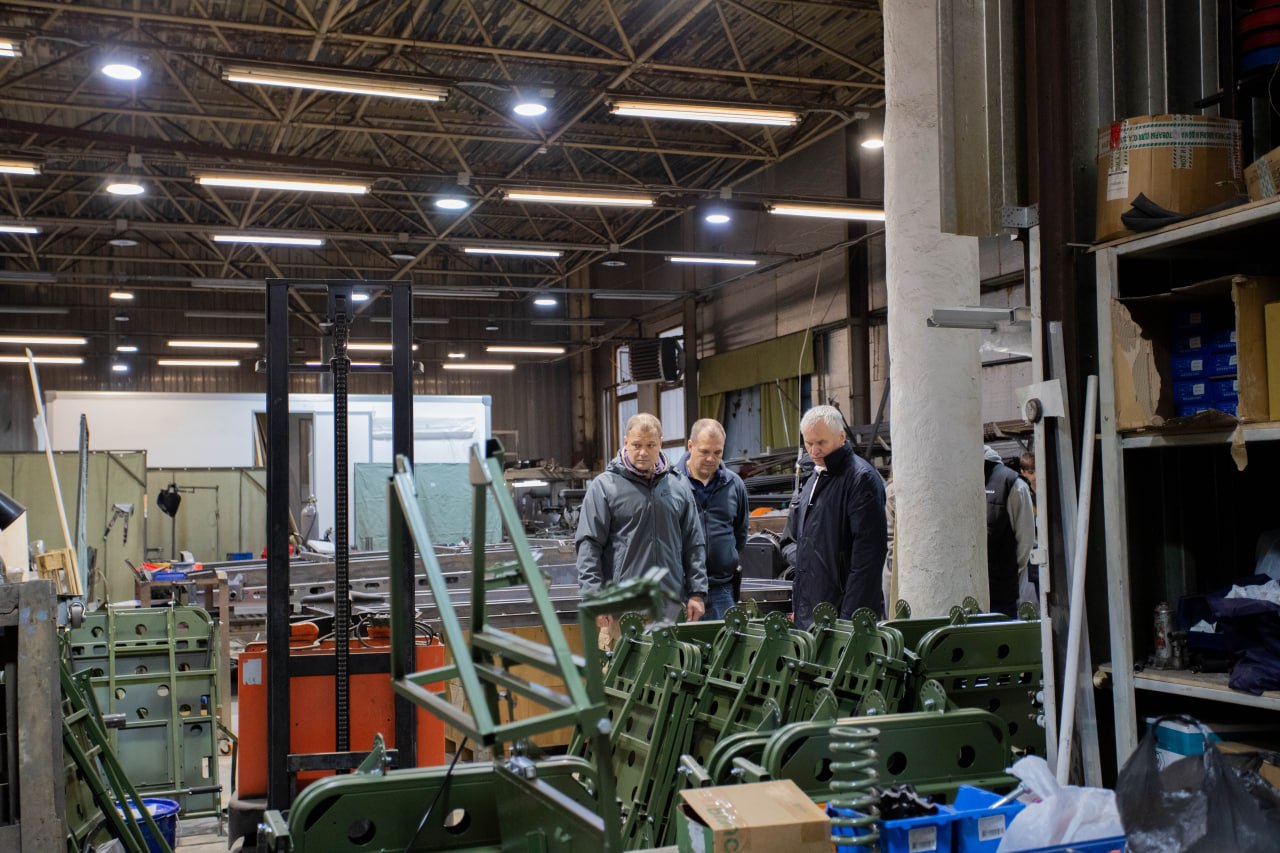 Глава городского округа Фрязино Дмитрий Воробьев вместе с депутатом Совета депутатов Дарьей Смирновой провёл встречу с предпринимателями и инженерами Эдуардом и Евгением Мымриными, чьи компании «Ф-МоторСпорт» и «Аврора Трейлер» вносят значительный вклад в укрепление обороноспособности страны