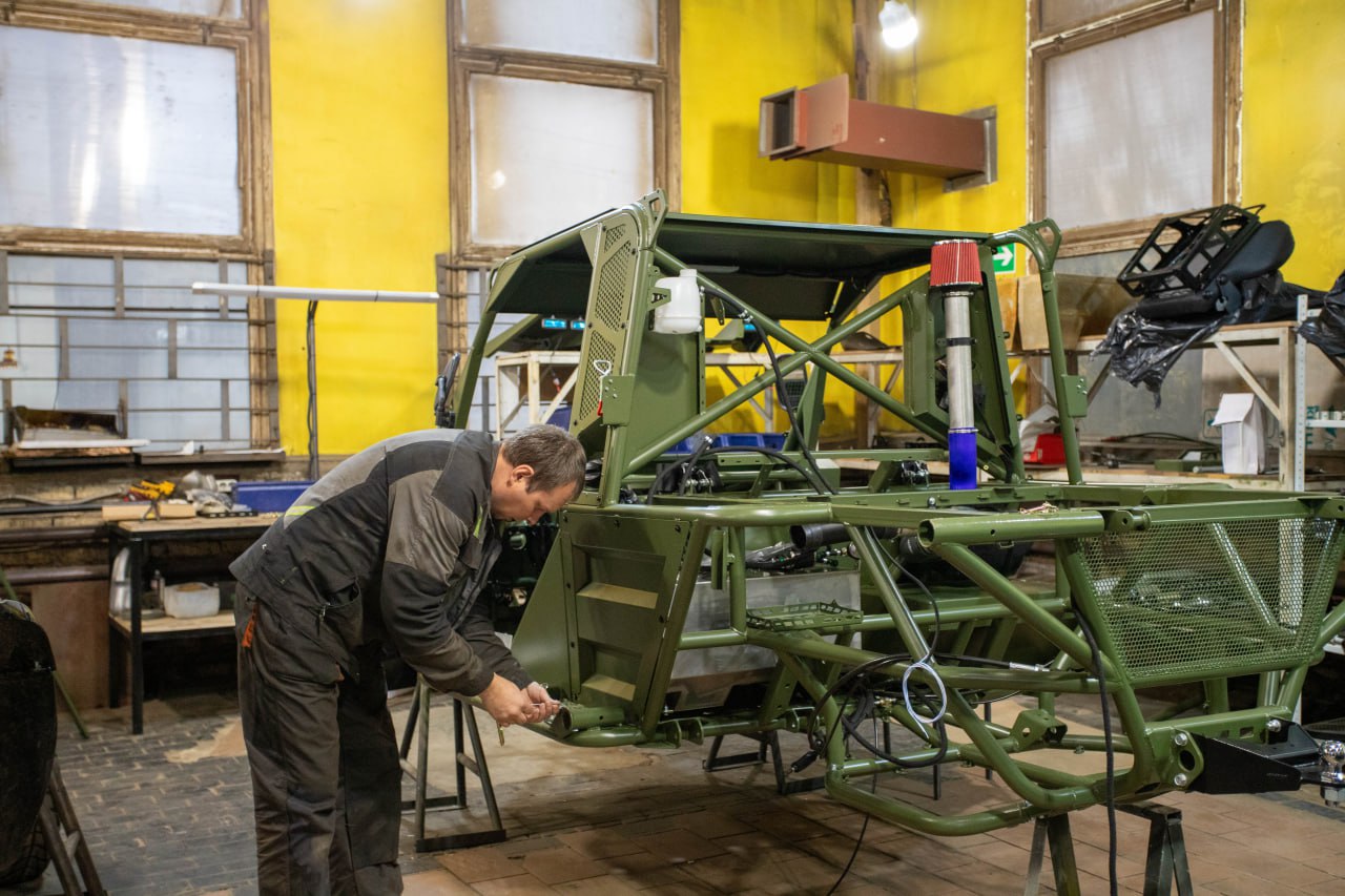 Глава городского округа Фрязино Дмитрий Воробьев вместе с депутатом Совета депутатов Дарьей Смирновой провёл встречу с предпринимателями и инженерами Эдуардом и Евгением Мымриными, чьи компании «Ф-МоторСпорт» и «Аврора Трейлер» вносят значительный вклад в укрепление обороноспособности страны
