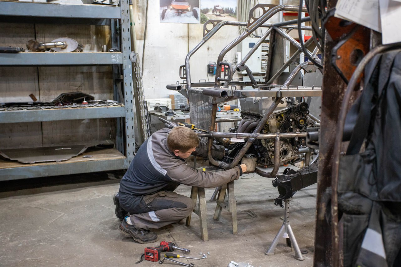 Глава городского округа Фрязино Дмитрий Воробьев вместе с депутатом Совета депутатов Дарьей Смирновой провёл встречу с предпринимателями и инженерами Эдуардом и Евгением Мымриными, чьи компании «Ф-МоторСпорт» и «Аврора Трейлер» вносят значительный вклад в укрепление обороноспособности страны