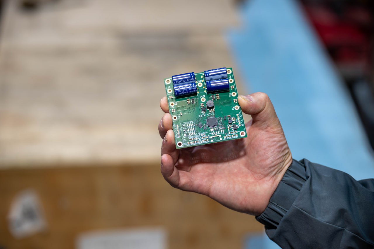 Глава городского округа Фрязино Дмитрий Воробьев вместе с депутатом Совета депутатов Дарьей Смирновой провёл встречу с предпринимателями и инженерами Эдуардом и Евгением Мымриными, чьи компании «Ф-МоторСпорт» и «Аврора Трейлер» вносят значительный вклад в укрепление обороноспособности страны