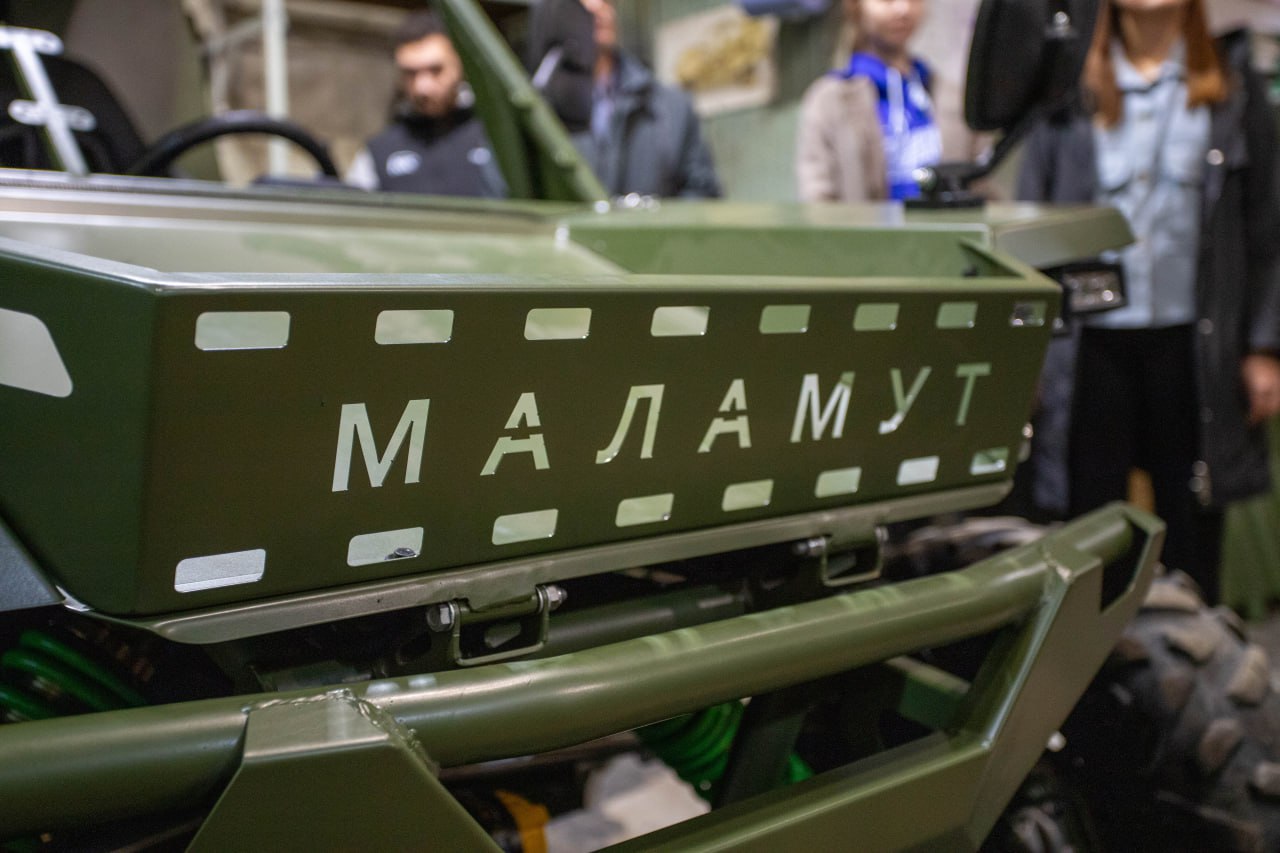 Глава городского округа Фрязино Дмитрий Воробьев вместе с депутатом Совета депутатов Дарьей Смирновой провёл встречу с предпринимателями и инженерами Эдуардом и Евгением Мымриными, чьи компании «Ф-МоторСпорт» и «Аврора Трейлер» вносят значительный вклад в укрепление обороноспособности страны