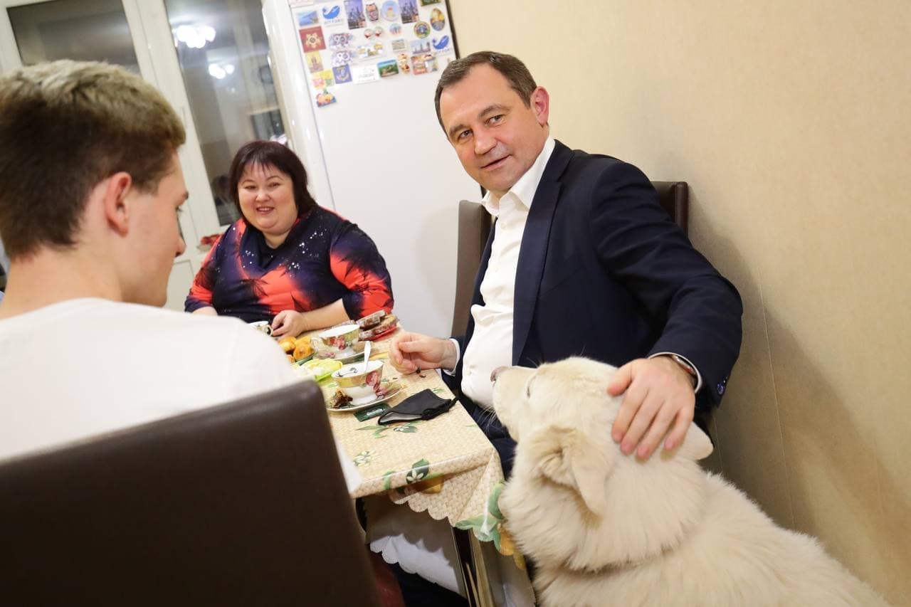 ФОТОГРАФИЯ. Секретарь Московского областного регионального отделения партии "Единая Россия", спикер Мособлдумы Игорь Брынцалов поздравил семью Кленовых из Реутова с наступающими Новым годом и Рождеством