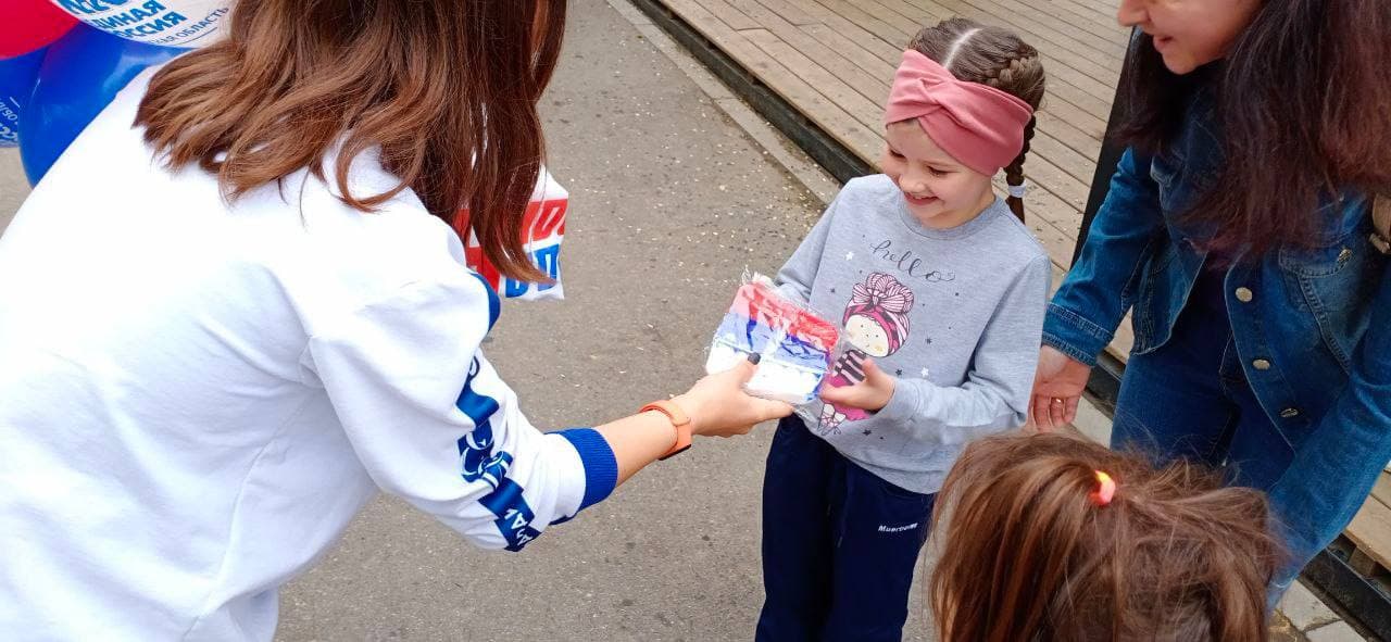 Волонтеры &laquo;Единой России&raquo; и активисты &laquo;Молодой Гвардии&raquo; приглашали прохожих в парках, городских скверах, на улицах городов спеть на видео несколько строчек Государственного гимна.