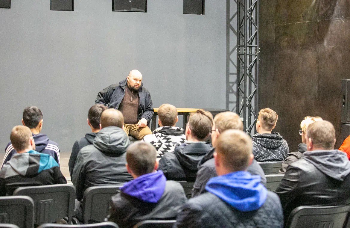 Всероссийская общественная организация &laquo;Молодая Гвардия Единой России&raquo; совместно с &laquo;Волонтёрской Ротой&raquo; снарядили ещё 50 активистов, которые направились в Донецкую Народную Республику для помощи местным жителям