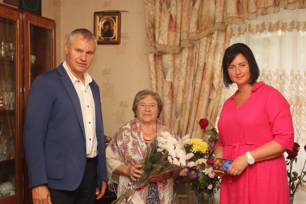 Глава городского округа Фрязино Дмитрий Воробьев, совместно с депутатом городского Совета Александрой Киреевой поздравили с 85-летним юбилеем ветерана труда Чернышеву Надежду Андреевну!