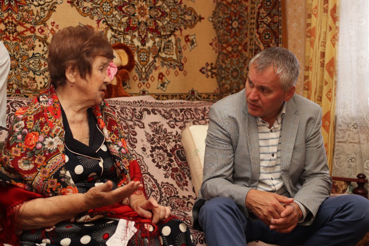 Сегодня глава городского округа Фрязино Дмитрий Воробьев вместе с депутатом Совета депутатов Александрой Киреевой, поздравил с 90-летним юбилеем ветерана Великой Отечественной войны Ислентьеву Валентину Викторовну!