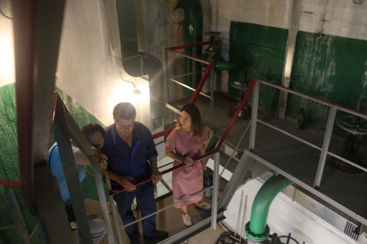 По поручению главы городского округа Дмитрия Воробьева его заместитель Виктория Оганезова осмотрели канализационную насосную станцию на улице Мира