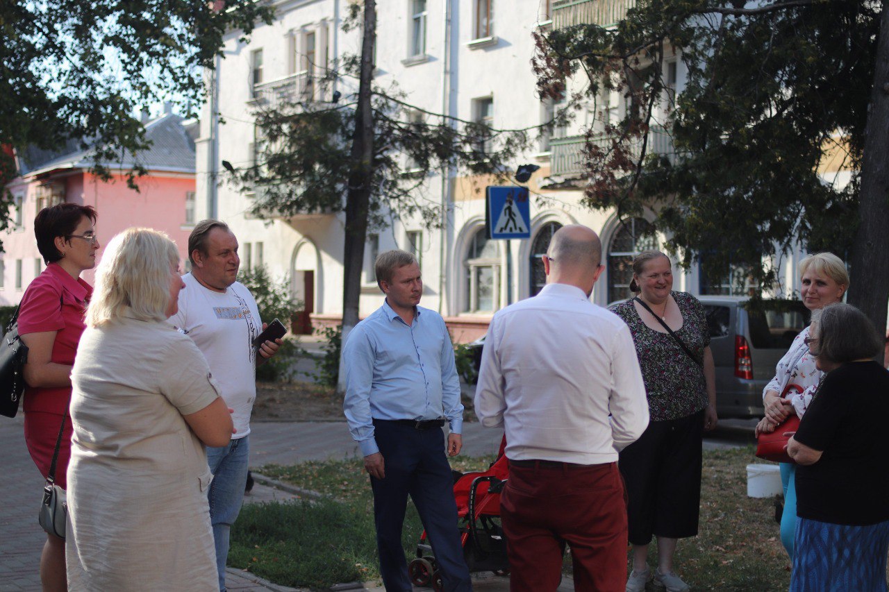 По поручению главы городского округа Фрязино Дмитрия Воробьева его заместитель Дмитрий Медведев провел встречу с жителями на липовой аллее